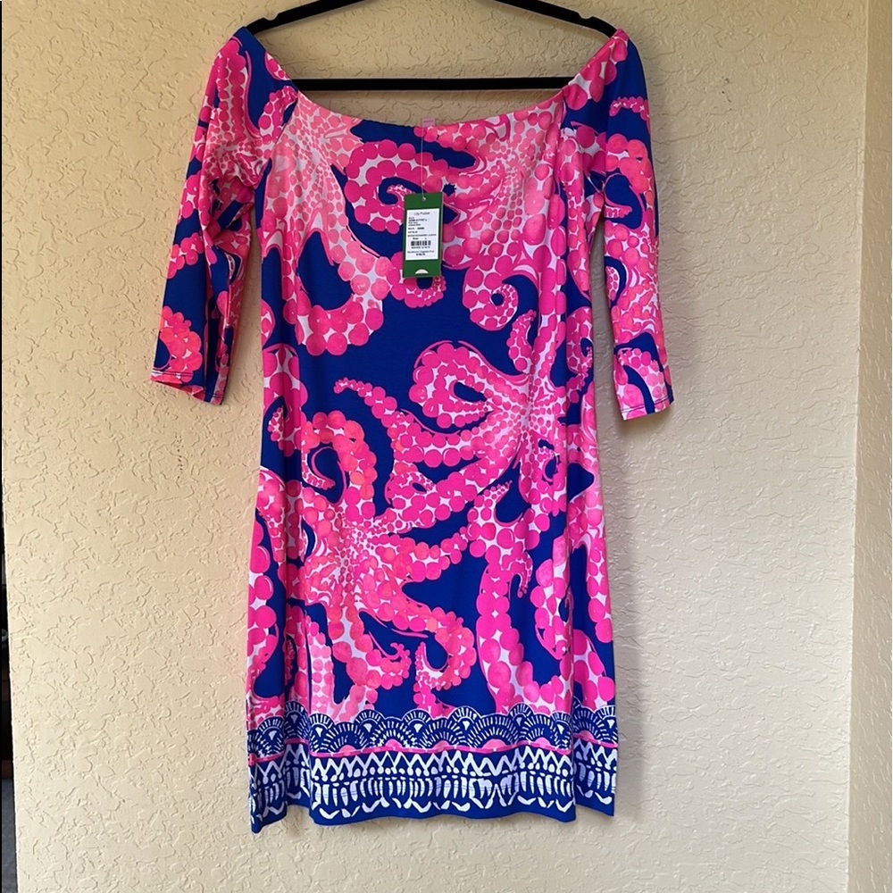 Gorgeous off the shoulder.  Laurana ikat blue mocean.very vivid colors.